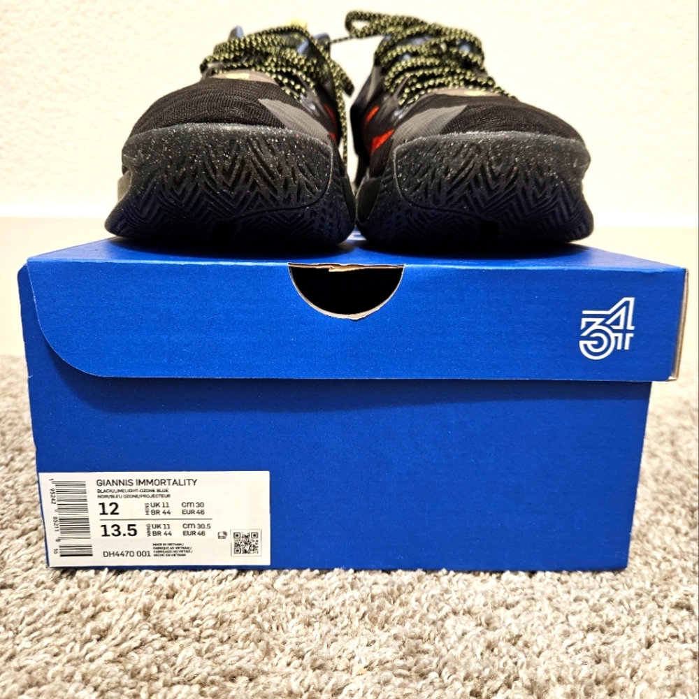 GIANNIS IMMORTALITY.  SIZE 12 . BLK. NEON GREEN.